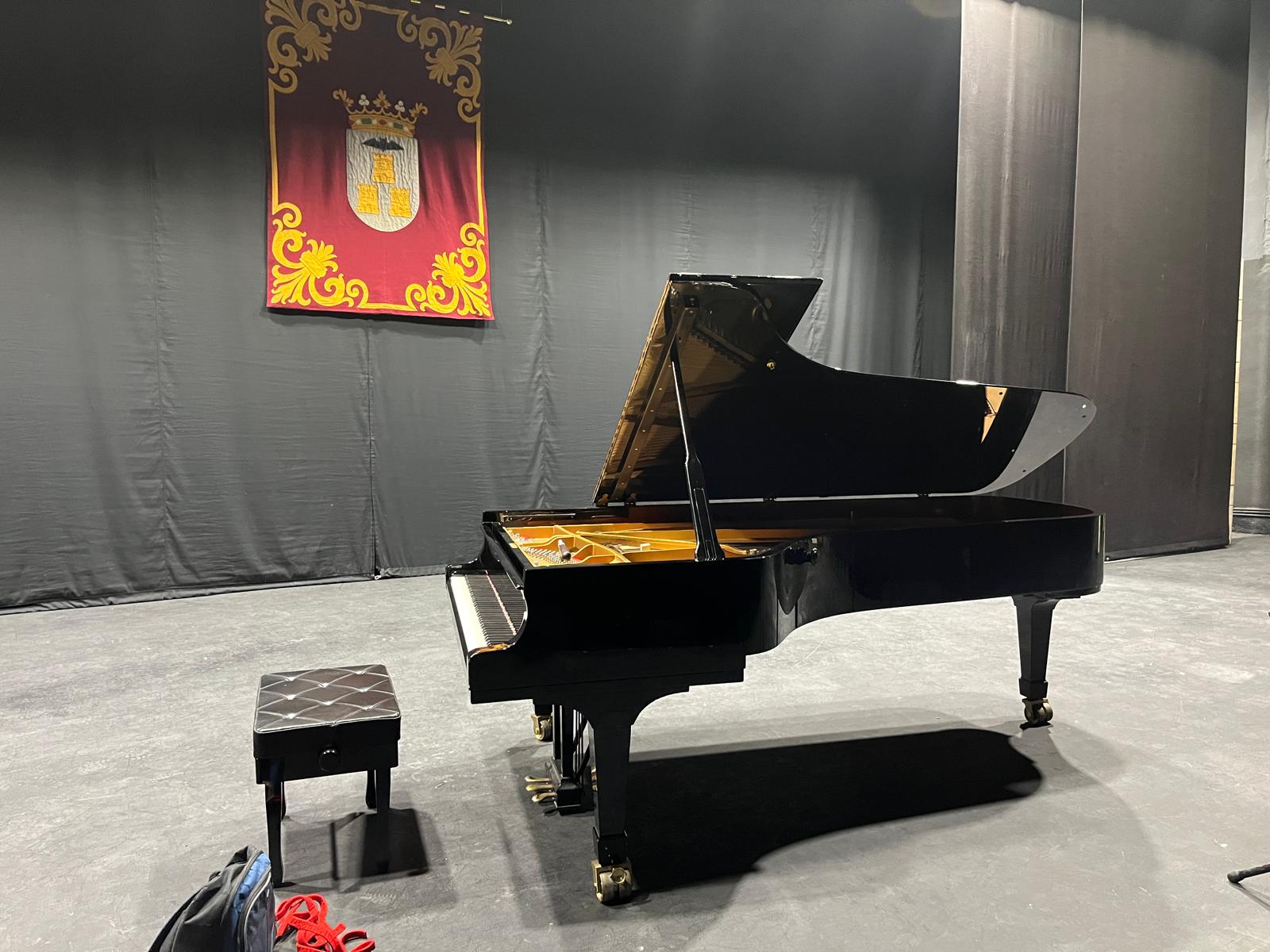 Afinación de piano en el auditorio de Albacete