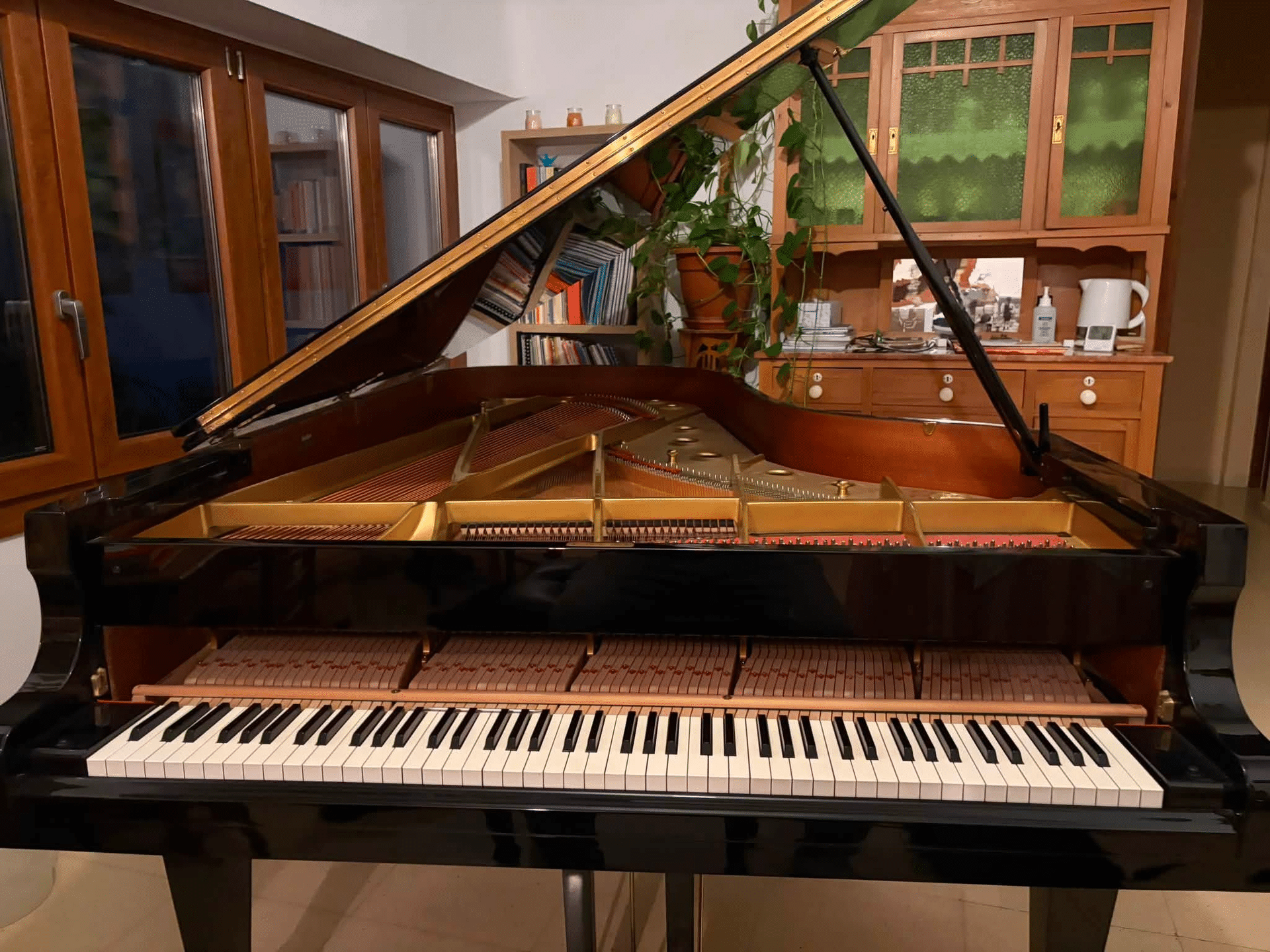 Afinador Francisco José Vicente preparando piano de cola para grabación de Josep Colom